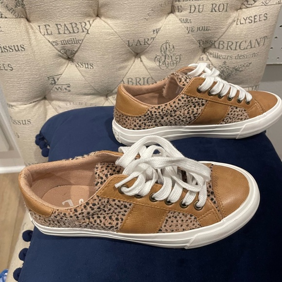 Brand new, never been worn. Size 6.5. - Picture 2 of 6